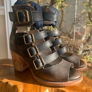 🦅  Freebird by Steven~Bianca~Black Distressed~Size 7